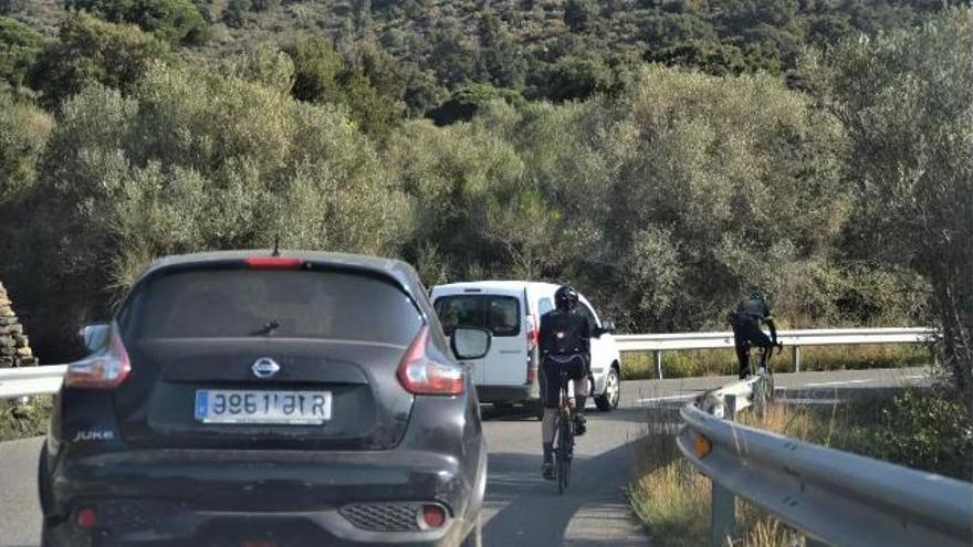 Cadaqués demana de nou la regulació de l’accés de ciclistes a la carretera a l’estiu