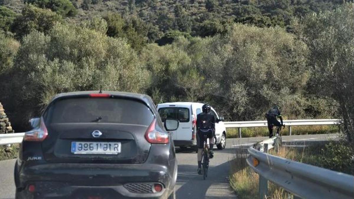 Ciclistes a la carretera de Cadaqués, en una imatge d'arxiu.