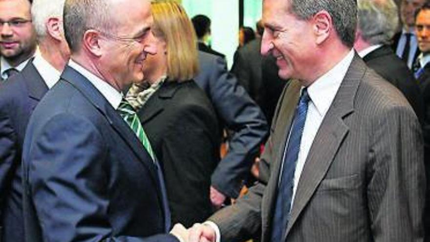 Miguel Sebastián saluda al Comisario de Energía, Guenther Oettinger.