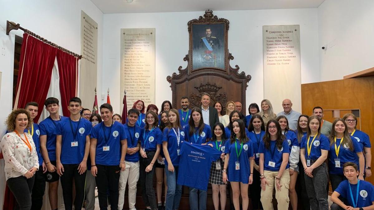 Los participantes del programa, esta mañana en el Ayuntamiento.