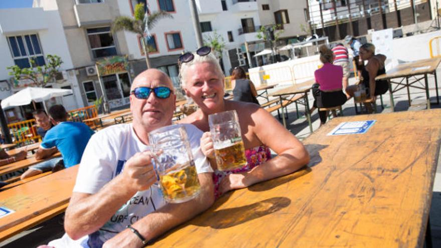 Dos turistas con sus cervezas, ayer, en Corralejo.