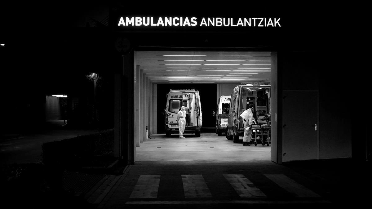 Hay un constante goteok de ambulancias en las Urgencias dle Hospital Universitario de Pamplona.