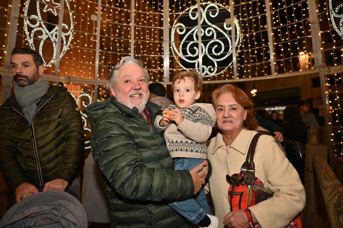 Juan Manuel junto a su esposa y su nieto.