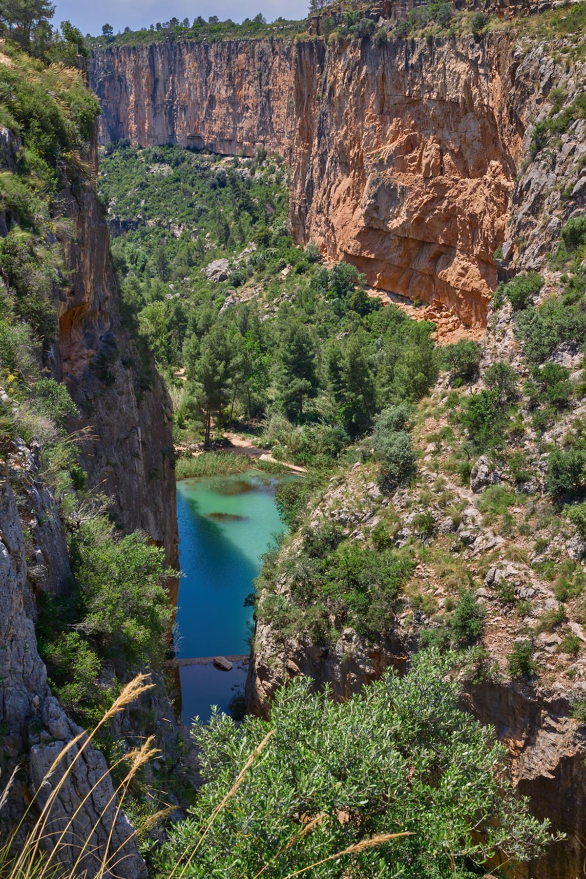 Las paredes de roca son de gran altura