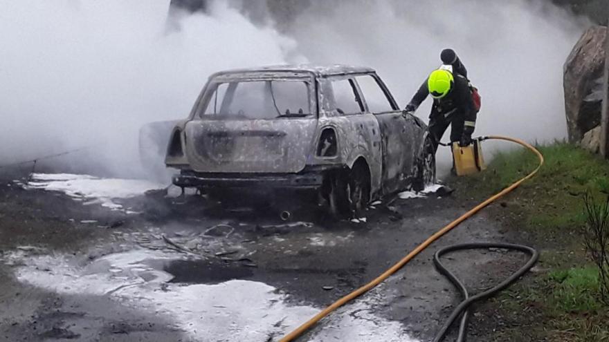 Extraño incendio de un coche en un apartado paraje de Vilagarcía