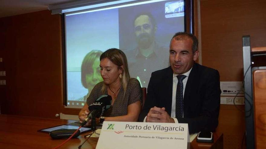 La directora del Puerto de Vilagarcía, Begoña Mesejo, y el director comercial, Alfonso Gallego, presentaron ayer el proyecto. // Noé Parga