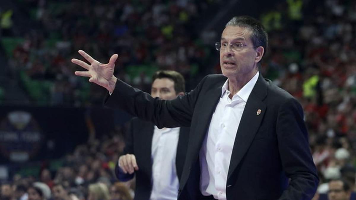 Pedro Martínez, en la banda técnica del OAKA.