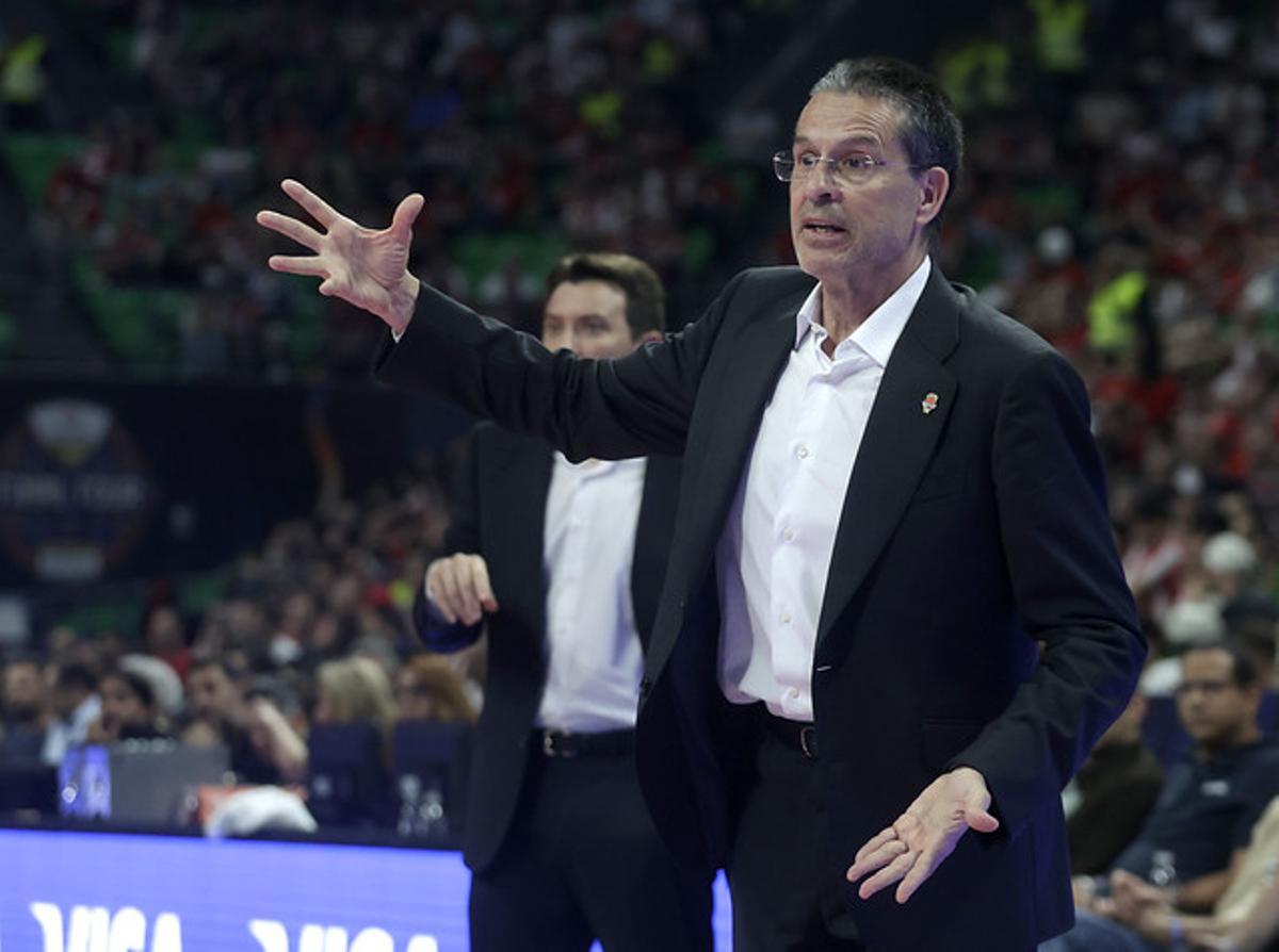 Pedro Martínez, en la banda técnica del OAKA.
