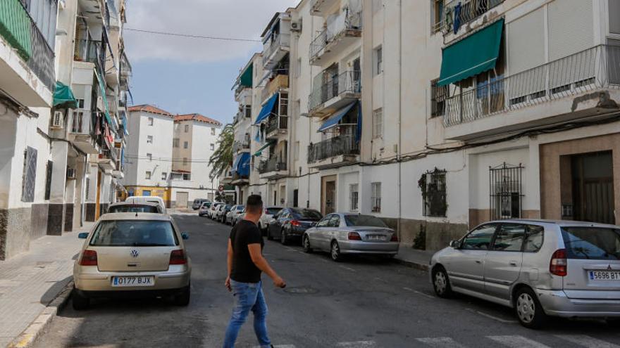 La calle donde residían los detenidos, que okuparon la vivienda de la víctima