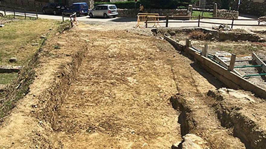 La zona al voltant de l&#039;església de Llívia on es fan les excavacions a l&#039;antic fòrum romà