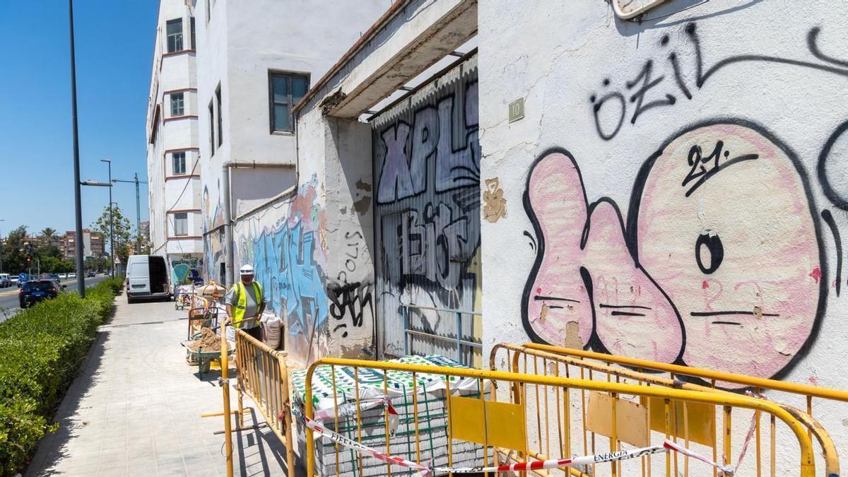 La Policía da tres días a los okupas de las harineras de Alicante para abandonar el edificio: "Necesitamos un techo"