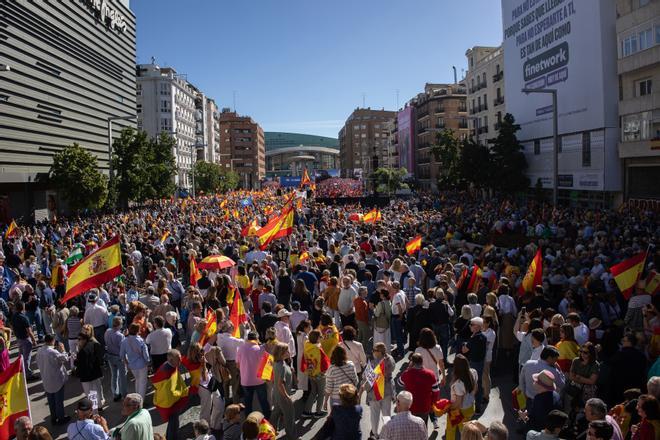 Multitud de simpatizantes durante la manifestación organizada por el PP, en la plaza de Felipe II, a 24 de septiembre de 2023, en Madrid (España).