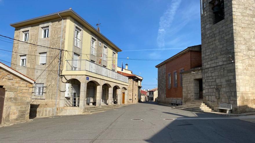 Plaza Mayor de Fonfría con el actual hormigonado que se sustituirá por granito. | Ch. S.