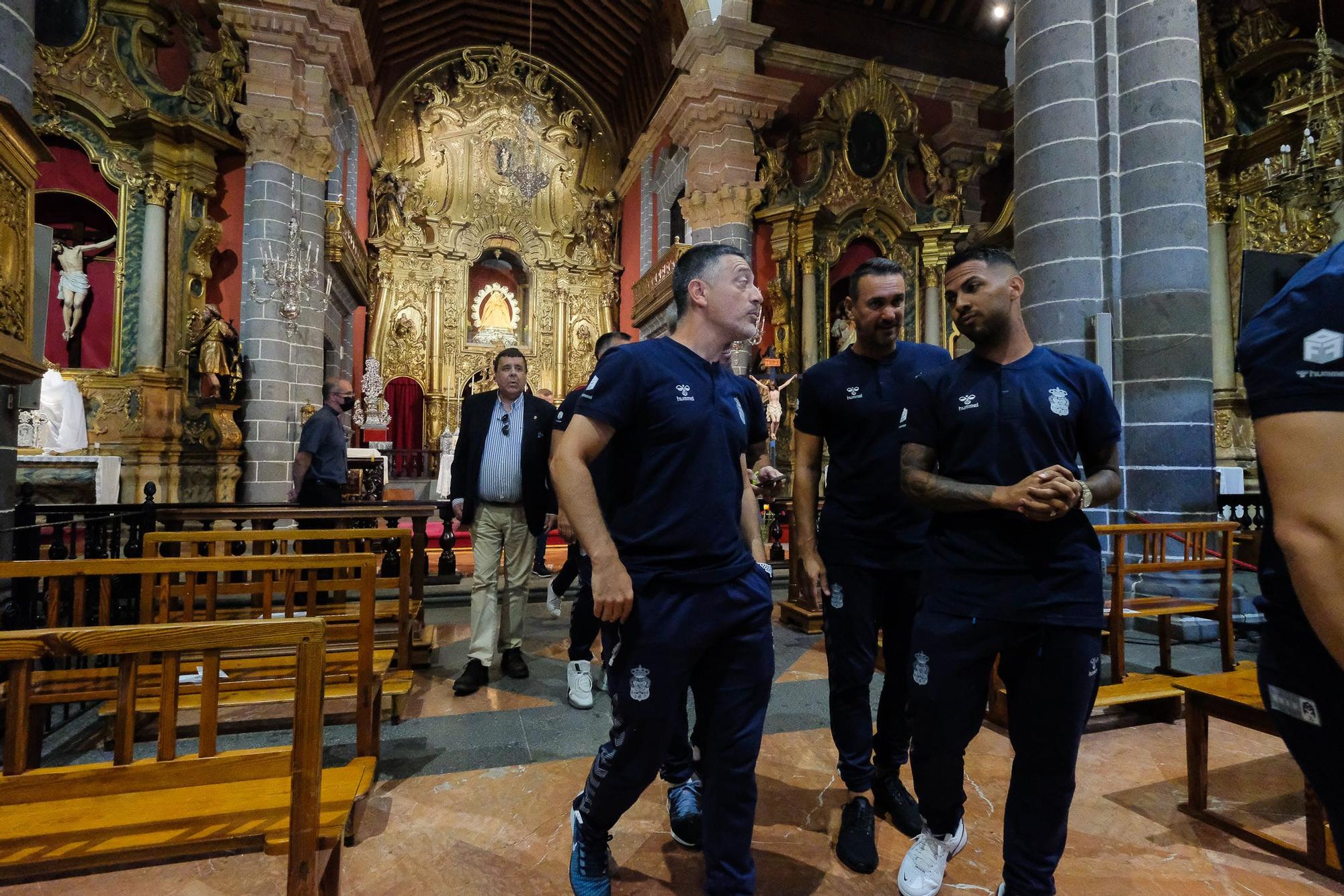 Ofrenda floral de la plantilla de la UD Las Palmas a la Virgen del Pino