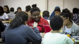 El riesgo de malnutrición obliga a las oenegés a abrir comedores en institutos