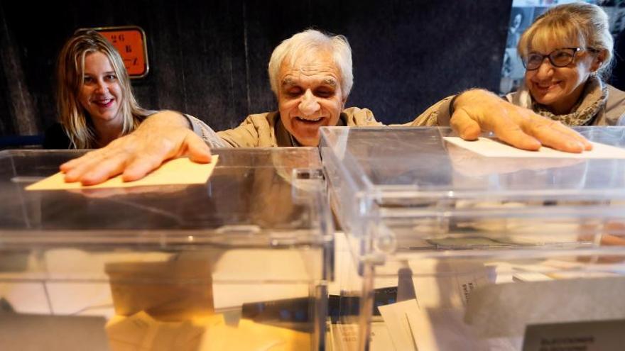 El invidente César Puente Fuente preside una mesa electoral en la ciudad de Alicante.