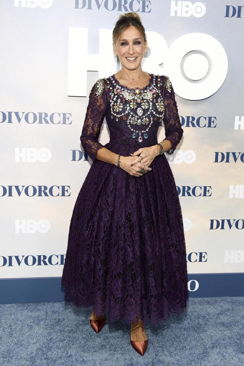 Sarah Jessica Parker sorprende con un diseño de Dolce &amp; Gabbana en el estreno de 'Divorce'