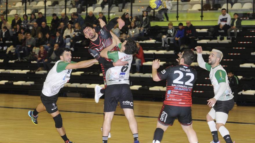 Lago, en un partido anterior del equipo rojinegro en el Lalín Arena. |  // BERNABÉ/JAVIER LALÍN