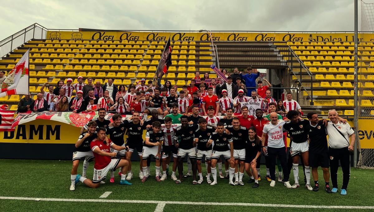 Los jugadores del Barbastro celebran la permanencia junto a al afición desplazada.