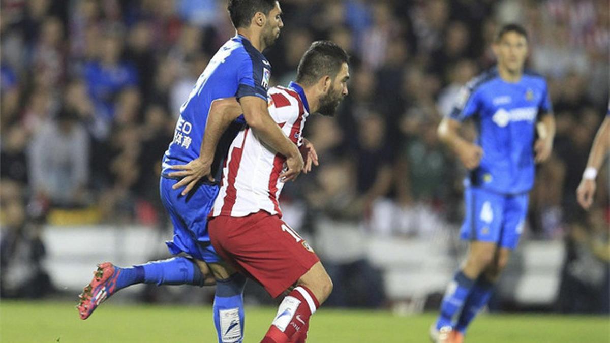 Arda Turan protege el balón ante el acoso de Lafita durante el encuentro del pasado domingo