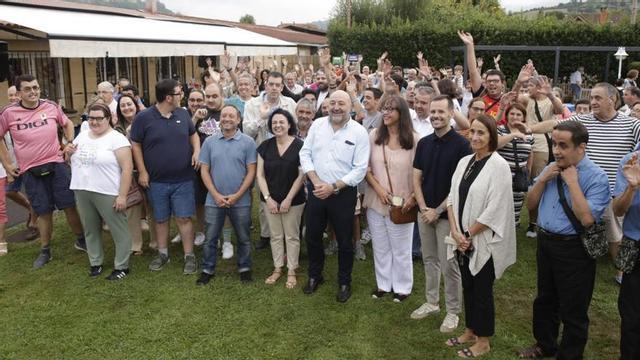 Los usuarios de "Una ciudad para todos", con las autoridades, por la izquierda, Rodrigo Sánchez (de azul claro), Arantxa Martínez, Guzmán Pendás, Graciela Collado, Carlos Llaca y Covadonga Landín.