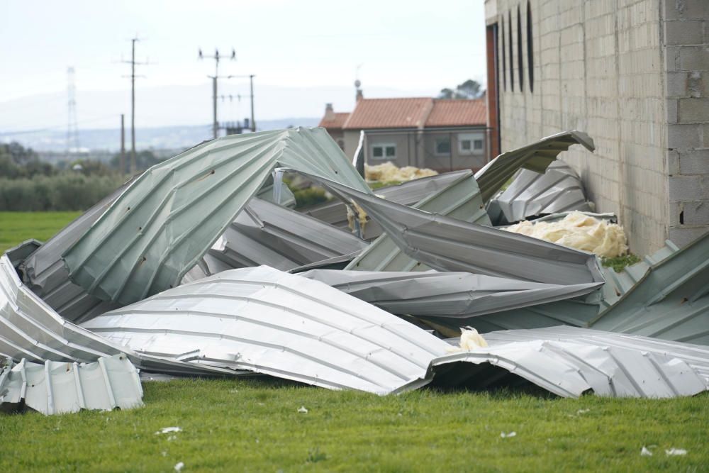El vent arrenca part del teulat del pavelló de Canet d'Adri