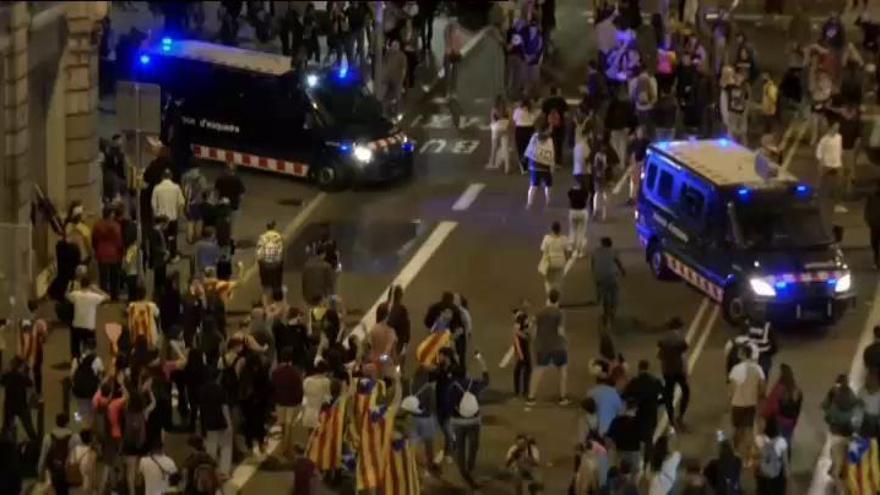 Enfrentamientos entre Mossos e independentistas en la vía Laietana de Barcelona