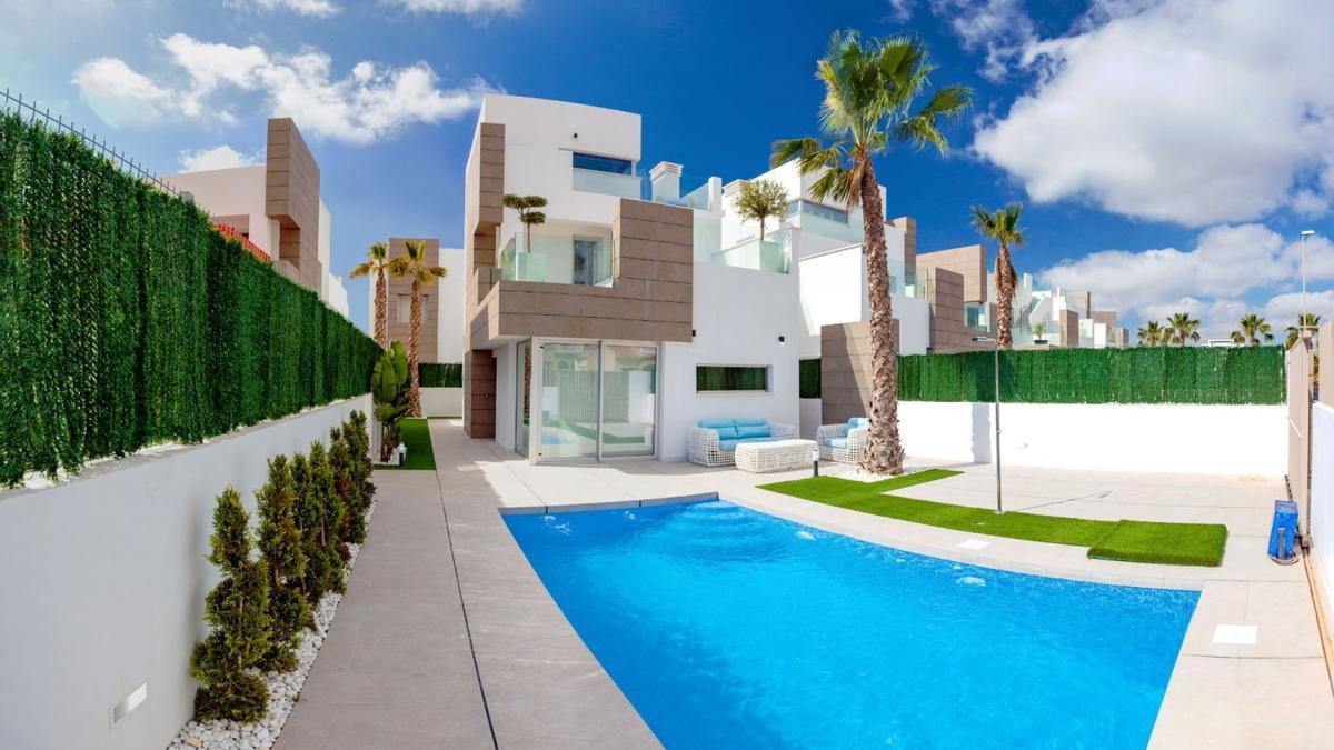 Casas con piscina en venta en Alicante.