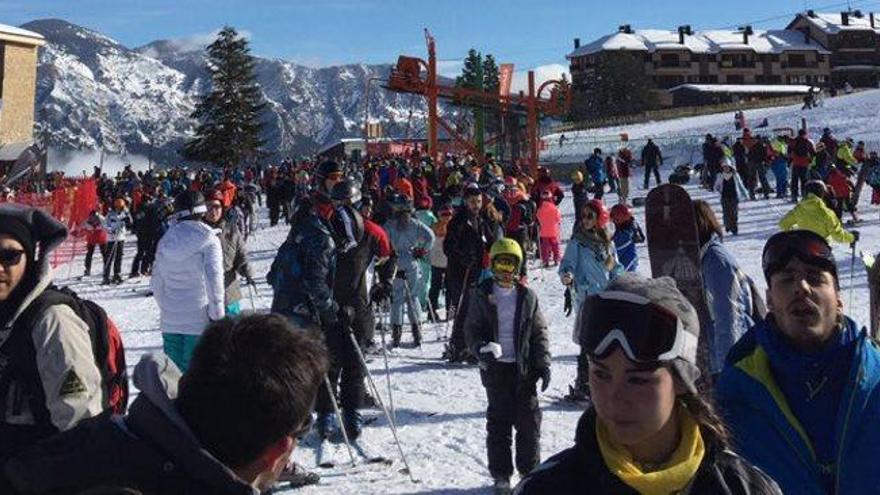 Moltes persones van voler gaudir d&#039;un dia de neu a Port del Comte