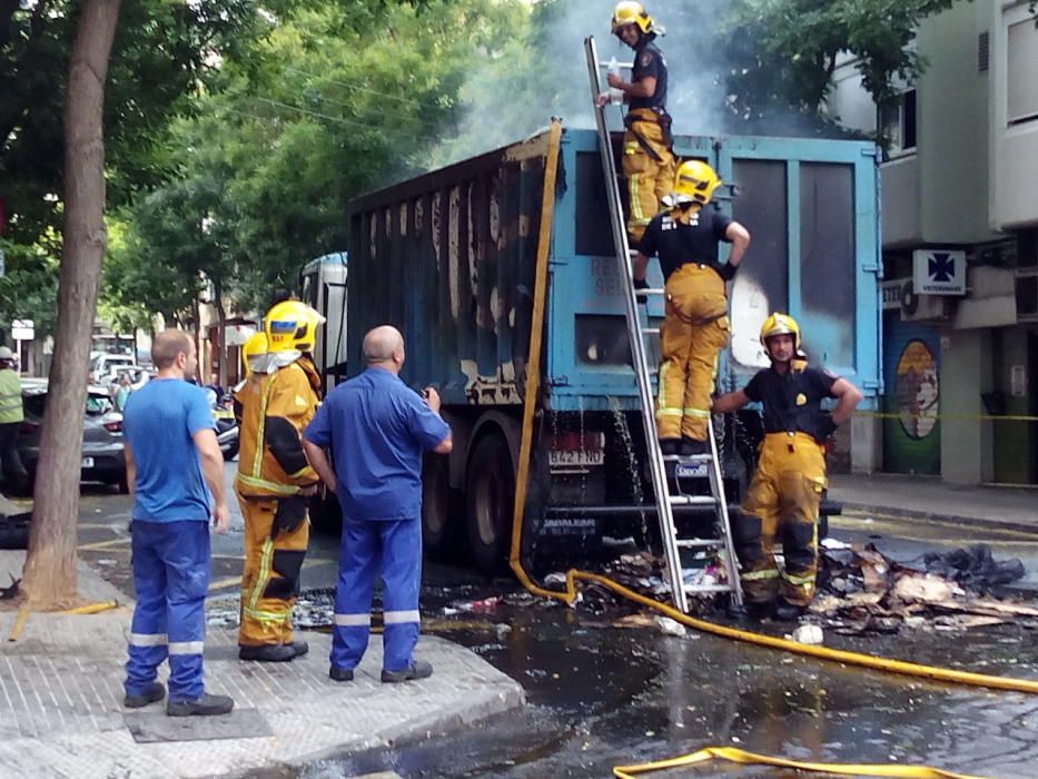 Incendio de un camión de Emaya tras chocar con unos cables eléctricos