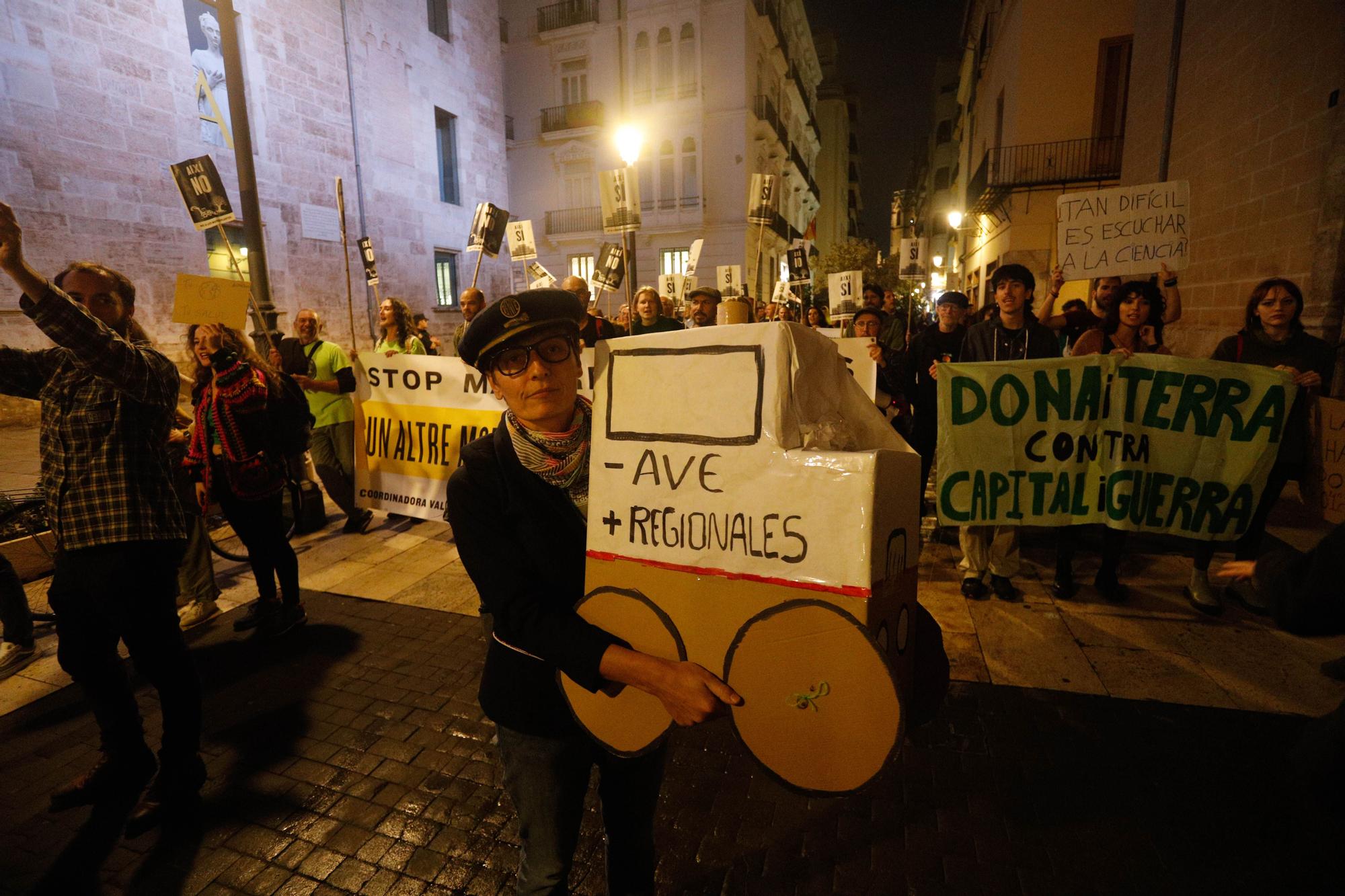 Alianza por el Clima organiza una manifestación en València para exigir justicia climática.