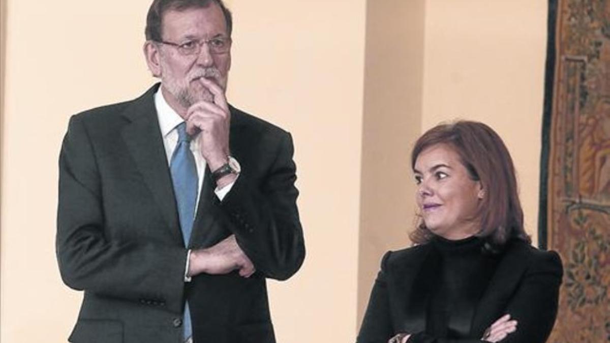 El presidente Mariano Rajoy y la vicepresidenta Soraya Sáenz de Santamaría, ayer, en la Moncloa.