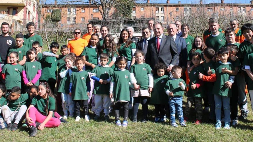 Los alumnos de Tudela Veguín plantan cuarenta árboles | LNE