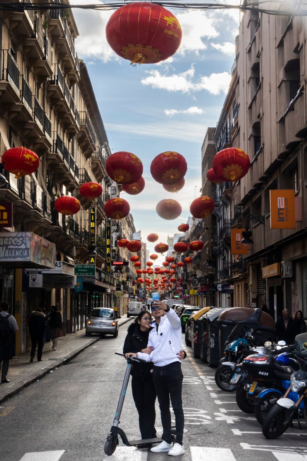 Así ha sido el montaje del nuevo año chino en el Chinatown de València