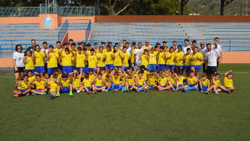 Jonathan Viera sorprende a los niños del campus de Valsequillo