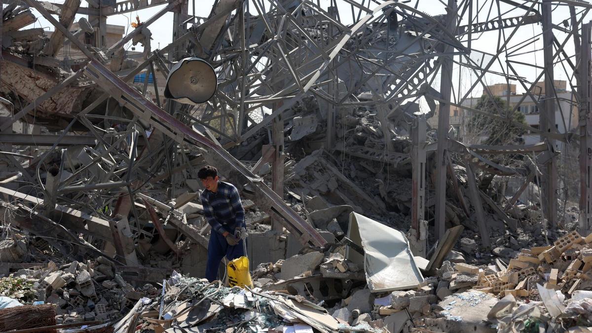 Israel prosigue sus ataques contra Teherán mientras Irán inicia el funeral de Jameneí