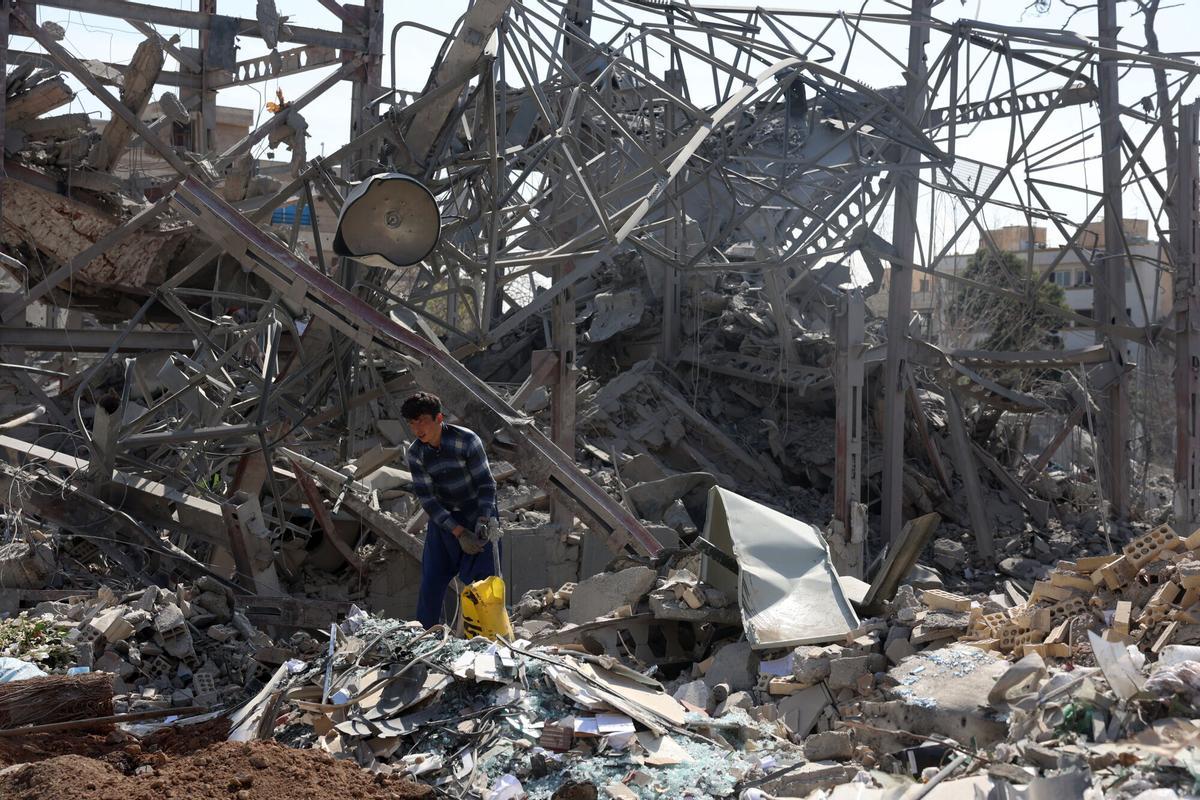 Edificio en el centro de Teherán destruido por los bombardeos, este miércoles.