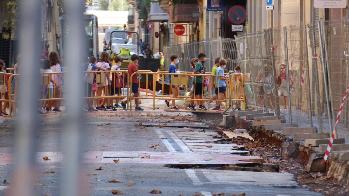 Grupo de escolares cruzando la calle Indústria de Sabadell, en plena remodelación para adaptarla a los viandantes