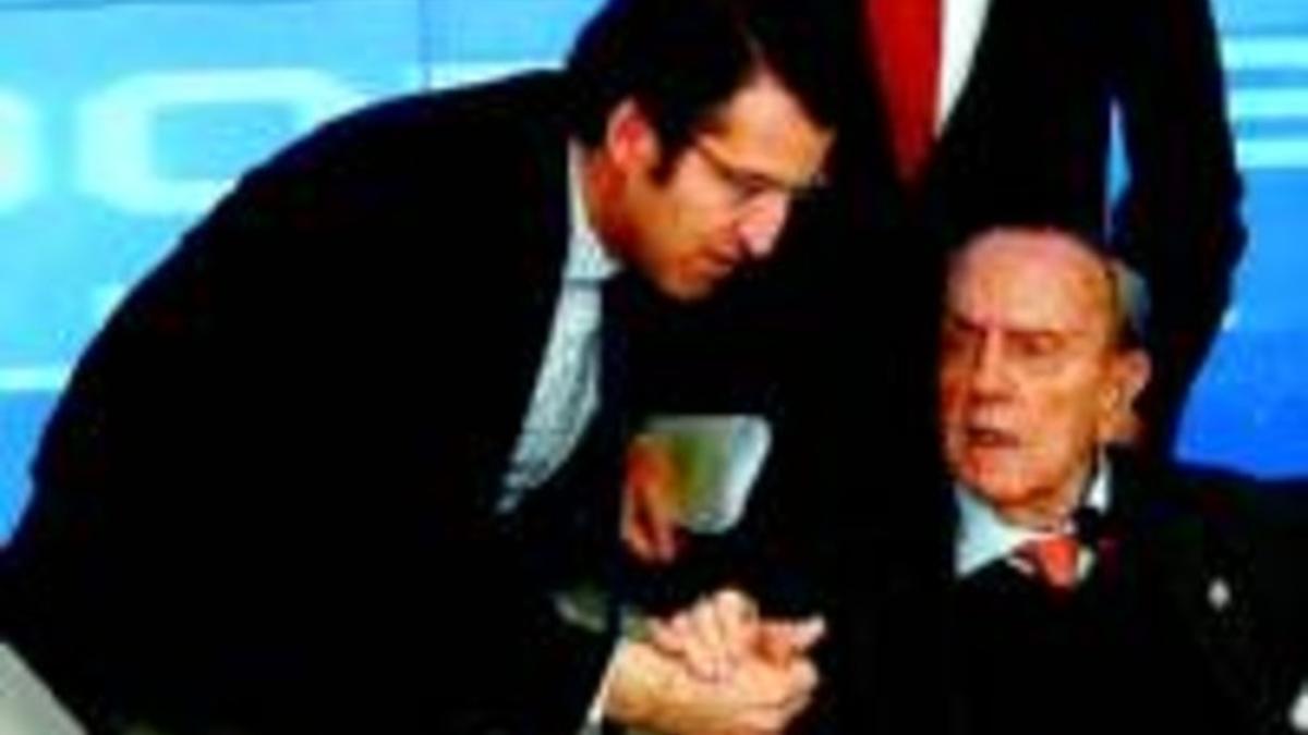 Afecto  Feijóo escucha con atención al expresidente Manuel Fraga