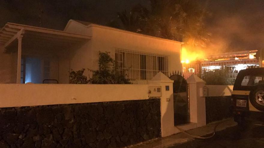 Herido un joven por inhalación de humo en el incendio en una vivienda en Puerto del Carmen
