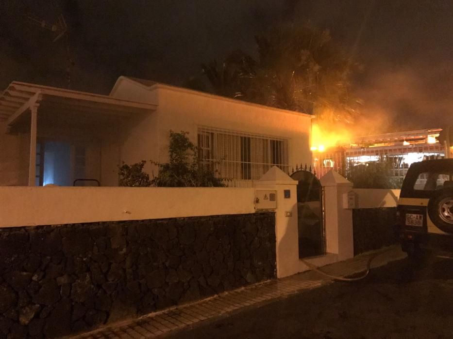 Herido un joven por inhalación de humo en el incendio en una vivienda en Puerto del Carmen