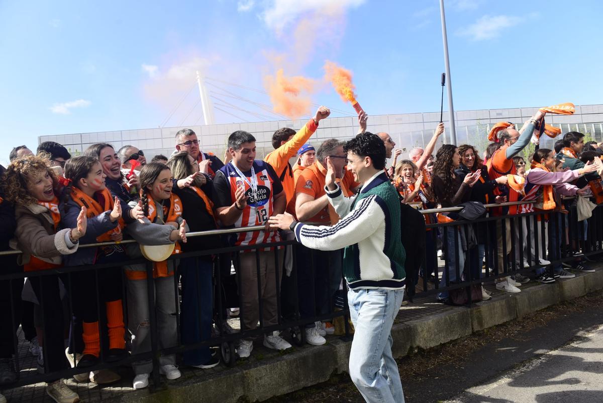Llegada de los jugadores del Leyma al Coliseum antes del derbi frente al Obradoiro