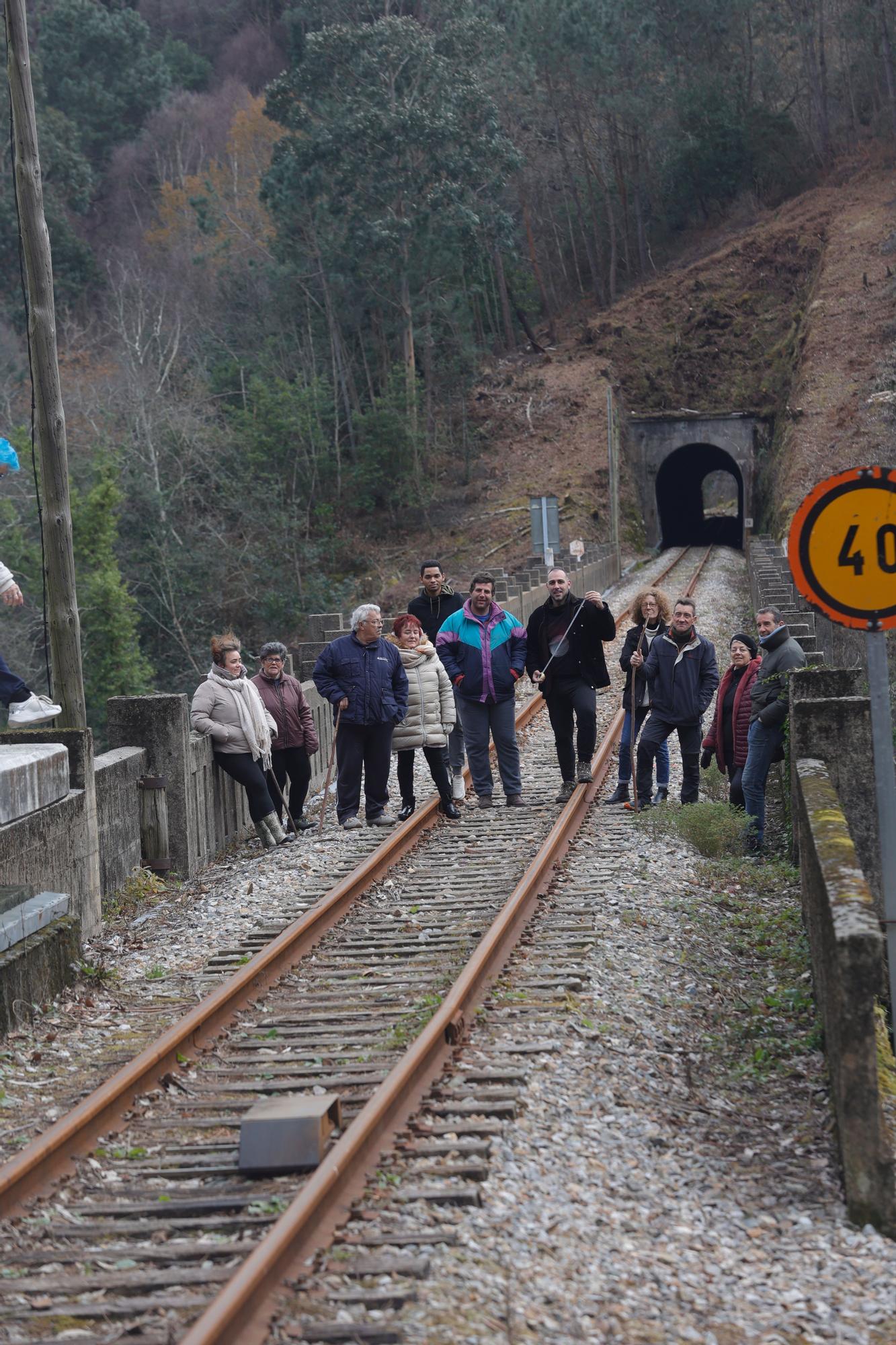 EN IMÁGENES: Un grupo de vecinos de Cudillero protagoniza una "medición irónica" para "informar" a Renfe y Adif de las dimensiones "reales" de un túnel de Feve.