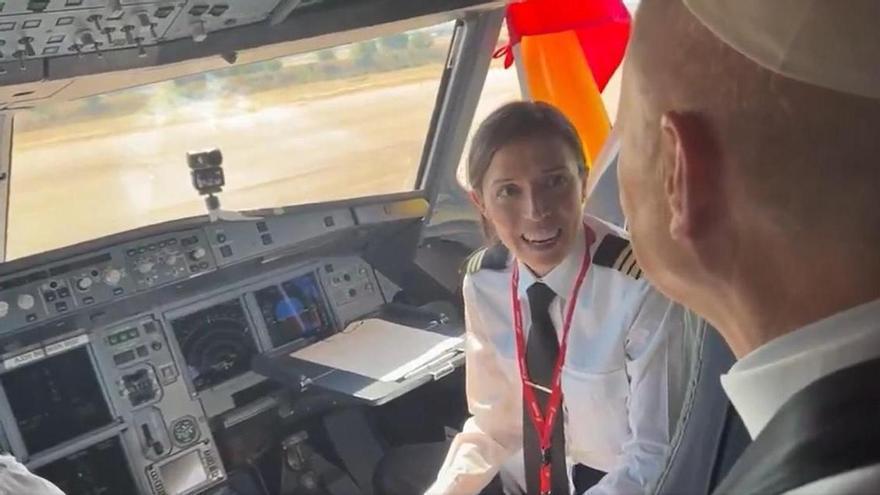 Una piloto extremeña lleva al Papa hasta Barcelona y le pide