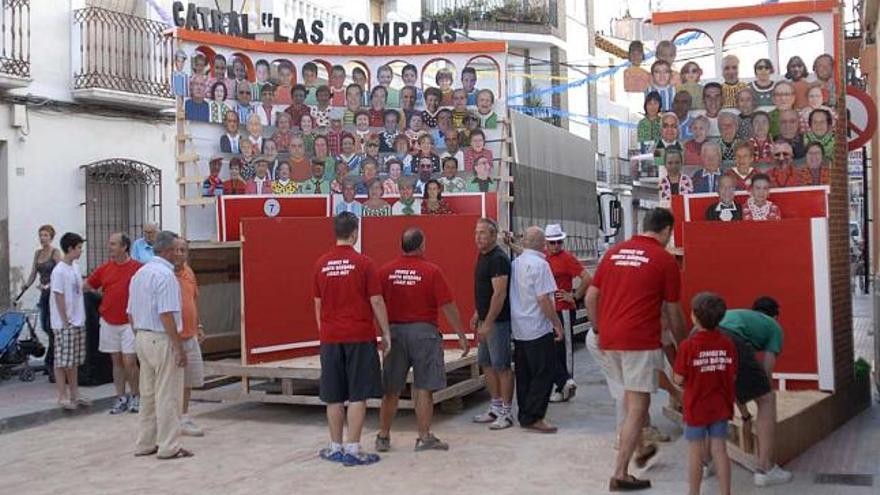 La hoguera de la calle Santa Bárbara, que imita una plaza de toros, ayer durante el montaje.