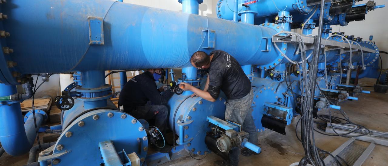 Dos técnicos de la SAT San Enrique de Elche preparando la maquinaria ante la inminente llegada del agua del Tajo.