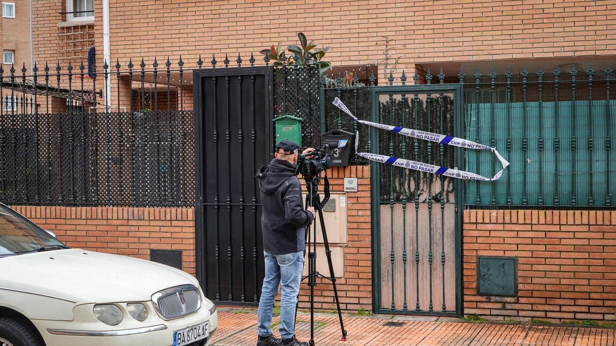 Un reportero graba imágenes de la vivienda de la Urbanización Guadiana en la que tuvo lugar el terrible crimen, el pasado 9 de marzo.