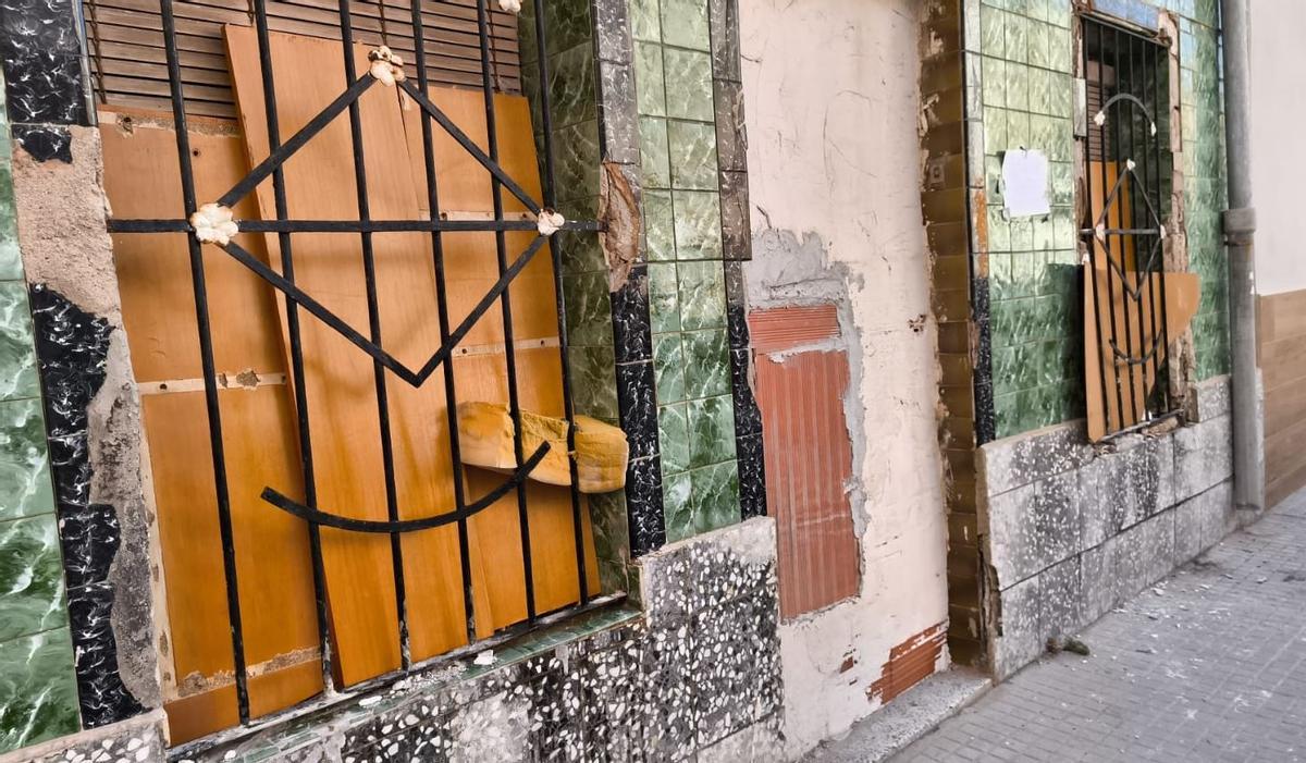 La vivienda con ventanas y puerta tapadas.