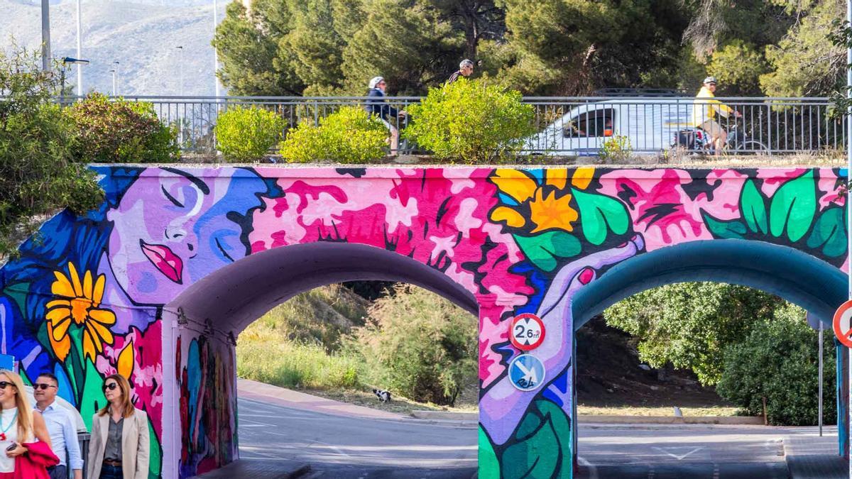 El nuevo mural en el puente del Murtal de Benidorm.