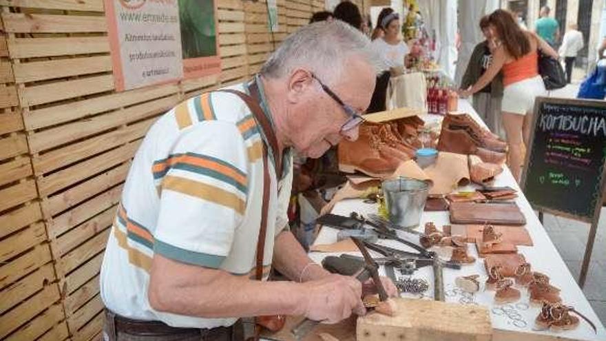 Los puestos de derivados de la miel y de artesanía participantes en la nueva edición de la Feira do Mel en la Calle Serra. // Rafa Vázquez